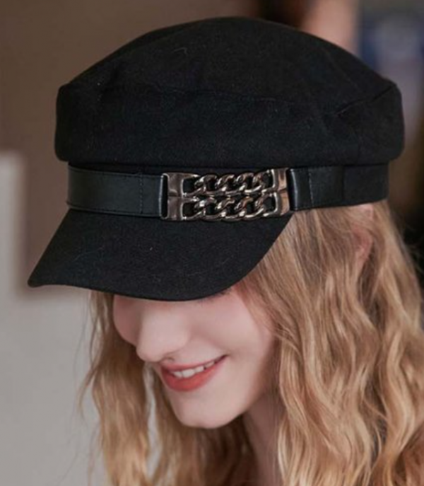 Topi cadet dengan aksen rantai logam